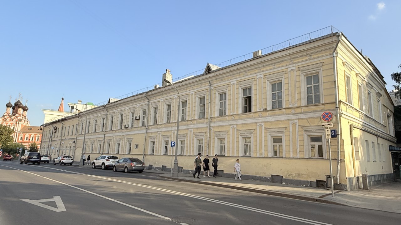 Дом купца Жегалкина в наше время стал гуманитарным институтом. Фото: Мир Квартир