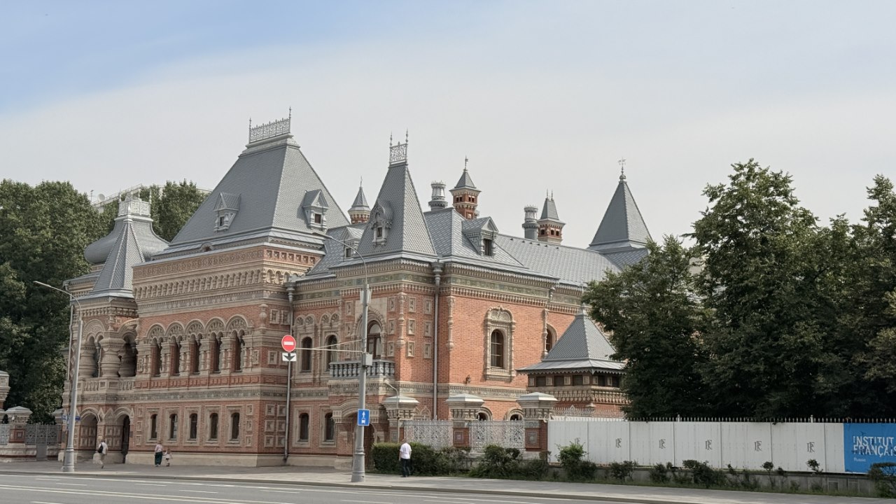 Якиманка – район удачного соседства прошлого и современного. Фото: Мир квартир