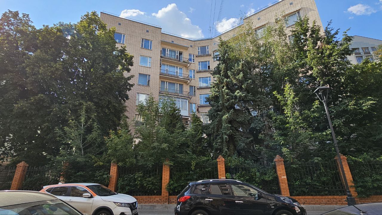 Дом ЦК в Леонтьевском переулке внешне ничем не примечателен. Фото: Мир Квартир