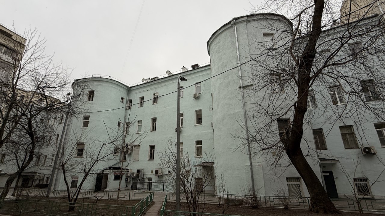 Не так давно дом №2 отреставрировали, сделав фасады голубыми. Фото: Мир Квартир