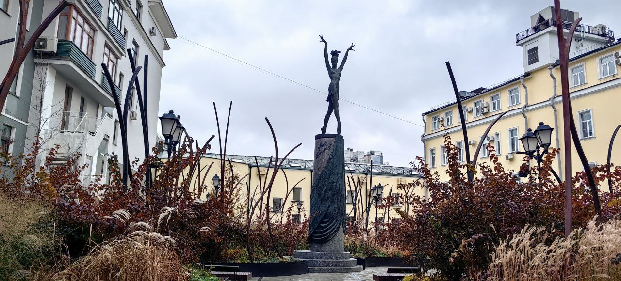 Сейчас напротив дома красуется памятник Майе Плисецкой. Фото: Мир Квартир