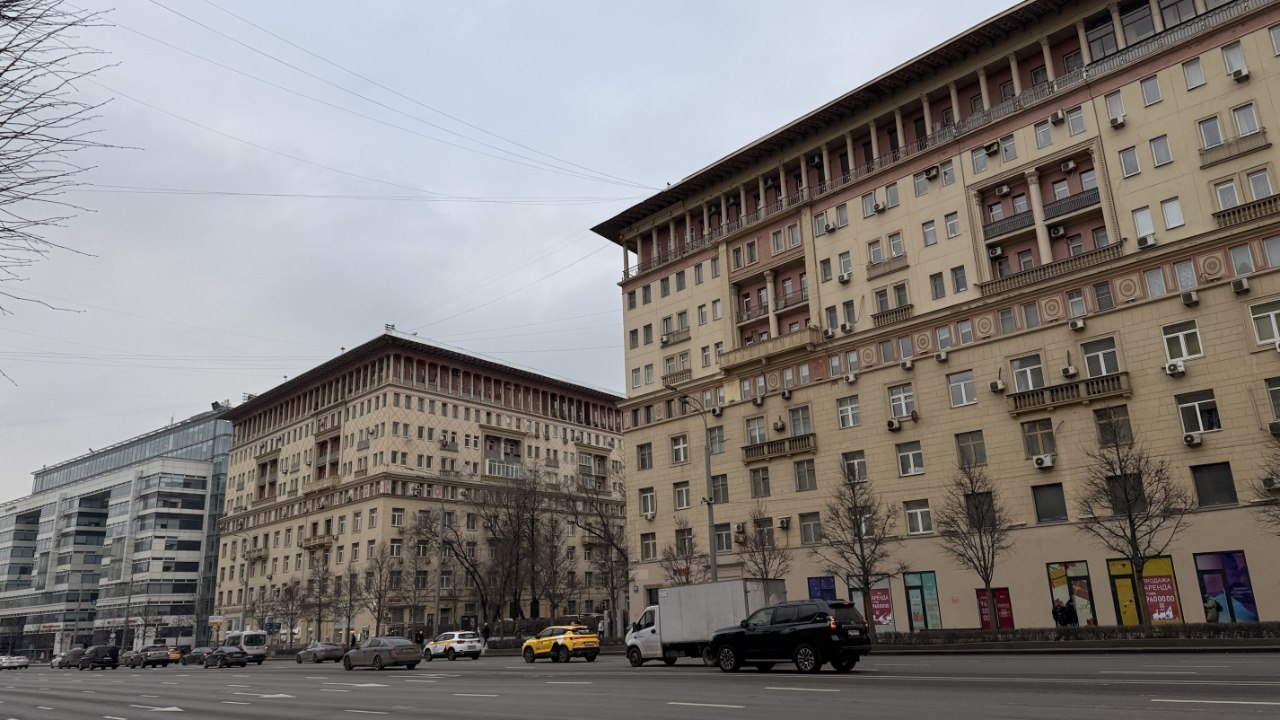 Между этими парадными сталинками в 1930-х хотели проложить шоссе. Фото: Мир Квартир
