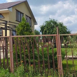 Ставим забор: какими нормами руководствоваться и какой материал использовать?